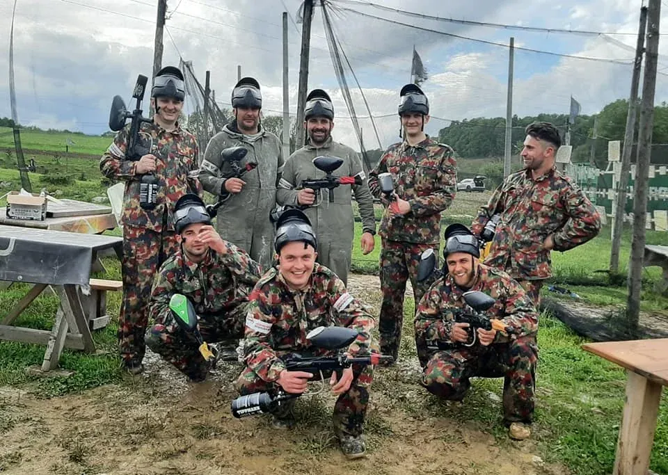 Grupa paintballowa podczas rozgrywki