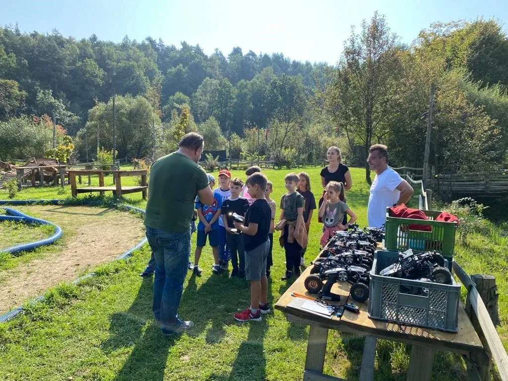 Uczestnicy paintballu w Arenie Mocy